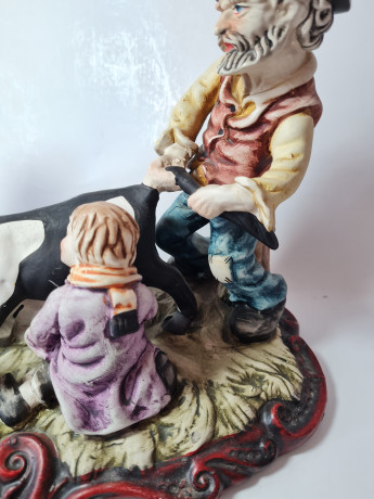 Статуэтка с 2-мя мужчинами и женщиной в яркой одежде с коровой "Дойка", 21см x 29см, Германия, 1960-70гг.