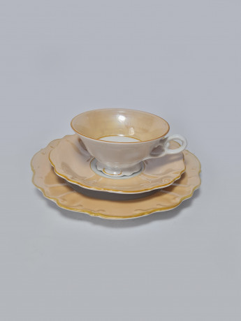Hellbraune Porzellan Чайное трио "Полевые цветы" с желтым ободком и фактурным краем, Германия, 1960-70гг.