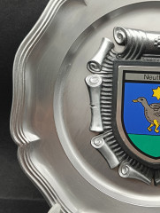 Тарелка декоративная винтажная Koziol "Герб города Карлсдорф-Нойтард" / Серия "Геральдика", яркий декор, олово (95%), 23 см, Германия, 1970-80гг.