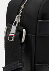 Tommy Hilfiger CENTRAL REPREVE REPORTER UNISEX Across body bag black CENTRAL REPREVE REPORTER UNISEX Сумка через плечо черный