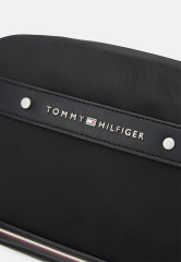 Tommy Hilfiger CENTRAL REPREVE REPORTER UNISEX Across body bag black CENTRAL REPREVE REPORTER UNISEX Сумка через плечо черный