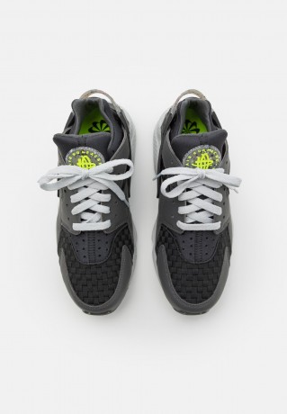 Nike Sportswear AIR HUARACHE CRATER PRM UNISEX Sneaker low dark smoke grey/iron grey/photon dust/black/volt AIR HUARACHE CRATER PRM UNISEX Низкие кроссовки женские темный дымчато-серый/железно-серый/фотонная пыль/черный/вольтовый