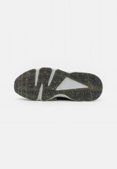 Nike Sportswear AIR HUARACHE CRATER PRM UNISEX Sneaker low dark smoke grey/iron grey/photon dust/black/volt AIR HUARACHE CRATER PRM UNISEX Низкие кроссовки женские темный дымчато-серый/железно-серый/фотонная пыль/черный/вольтовый