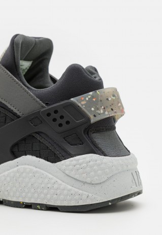 Nike Sportswear AIR HUARACHE CRATER PRM UNISEX Sneaker low dark smoke grey/iron grey/photon dust/black/volt AIR HUARACHE CRATER PRM UNISEX Низкие кроссовки женские темный дымчато-серый/железно-серый/фотонная пыль/черный/вольтовый