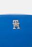 Tommy Hilfiger FEMININE CROSSOVER Across body bag iconic blue FEMININE CROSSOVER Сумка через плечо знаковый синий