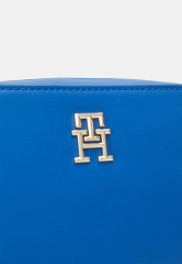 Tommy Hilfiger FEMININE CROSSOVER Across body bag iconic blue FEMININE CROSSOVER Сумка через плечо знаковый синий