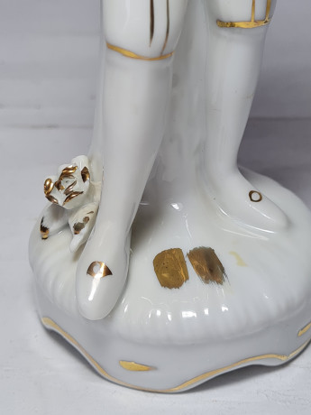 Статуэтка винтажная фарфоровая Richard Ginori "Мужчина в бело-золотом костюме с цветами", 18,5 x 7 см, Германия, 1960-70гг.