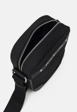 Tommy Hilfiger CENTRAL REPREVE MINI REPORTER UNISEX Across body bag black CENTRAL REPREVE MINI REPORTER UNISEX Сумка через плечо черный