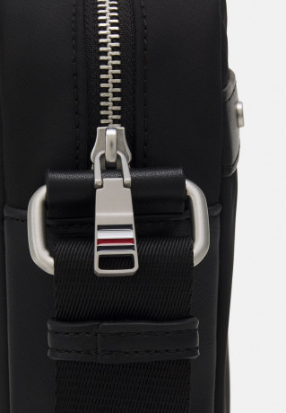 Tommy Hilfiger CENTRAL REPREVE MINI REPORTER UNISEX Across body bag black CENTRAL REPREVE MINI REPORTER UNISEX Сумка через плечо черный