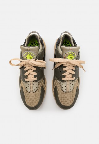 Nike Sportswear AIR HUARACHE CRATER PRM UNISEX Sneaker low cargo khaki/limestone/sesame/black AIR HUARACHE CRATER PRM UNISEX Низкие кроссовки женские карго хаки/известняк/кунжут/черный