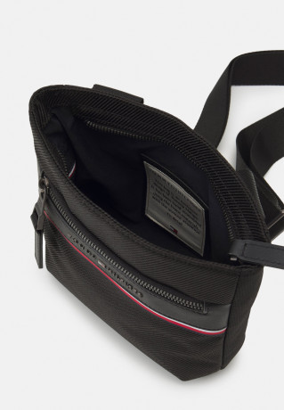 Tommy Hilfiger 1985 MINI CROSSOVER UNISEX Across body bag black 1985 MINI CROSSOVER UNISEX — Сумка через плечо черный