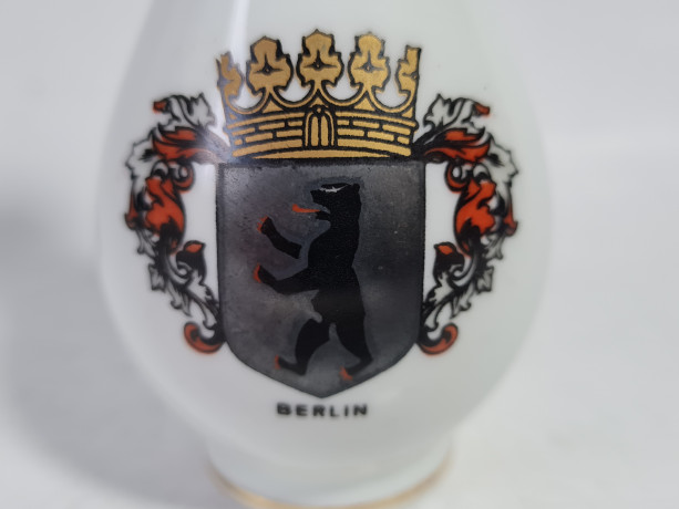Ваза сувенирная винтажная PMR Jaeger&Co Bavaria с гербом Берлина, фарфор, 11 см, Германия, 1960-70гг.