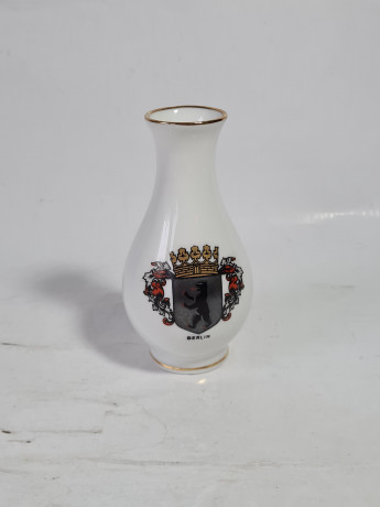 Ваза сувенирная винтажная PMR Jaeger&Co Bavaria с гербом Берлина, фарфор, 11 см, Германия, 1960-70гг.