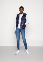 Tommy Hilfiger SPORTY SORONA SIDE ZIP VEST Waistcoat desert sky ЖИЛЕТ SPORTY SORONA SIDE ZIP VEST Жилет небо пустыни