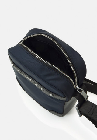 Tommy Hilfiger CENTRAL REPREVE MINI REPORTER UNISEX Across body bag space blue CENTRAL REPREVE MINI REPORTER UNISEX Сумка через плечо космический синий
