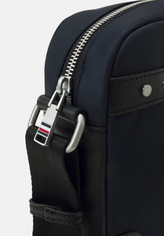 Tommy Hilfiger CENTRAL REPREVE MINI REPORTER UNISEX Across body bag space blue CENTRAL REPREVE MINI REPORTER UNISEX Сумка через плечо космический синий