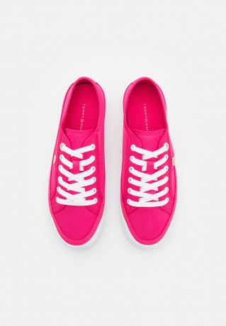Tommy Hilfiger ESSENTIAL VULC Trainers bright cerise pink ESSENTIAL VULC Кроссовки ярко-вишнево-розовый