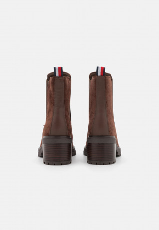 Tommy Hilfiger OUTDOOR CHELSEA MID HEEL BOOT Classic ankle boots truffle brown OUTDOOR CHELSEA MID HEEL BOOT Классические ботильоны трюфель коричневый