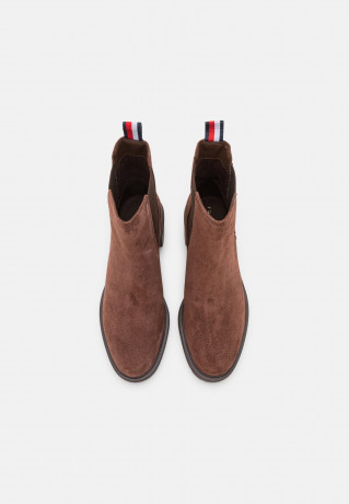 Tommy Hilfiger OUTDOOR CHELSEA MID HEEL BOOT Classic ankle boots truffle brown OUTDOOR CHELSEA MID HEEL BOOT Классические ботильоны трюфель коричневый