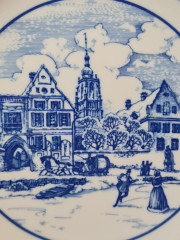 Тарелка декоративная винтажная Hutschenreuther, белый фарфор с бело-голубым рисунком Эльцер Хоф, 20 x 2,5 см, Германия, 1960-70гг.