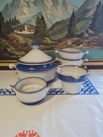 Набор посуды винтажной Goebel, Auvergne Bavaria, бело-синий фарфор, горшочки 4 шт x 20 x 19 см, 1 шт х  17 x 6 см, соусник 18,5 x 9 см, Германия, 1960-70гг.