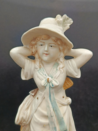Статуэтка винтажная большая "Вальяжная девушка в шляпе", фарфор, большая, 26 х 9 см, Германия, 1970-80гг.