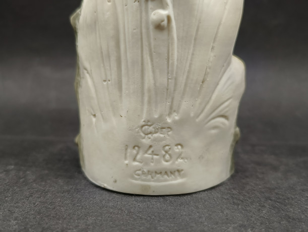 Статуэтка винтажная большая "Вальяжная девушка в шляпе", фарфор, большая, 26 х 9 см, Германия, 1970-80гг.