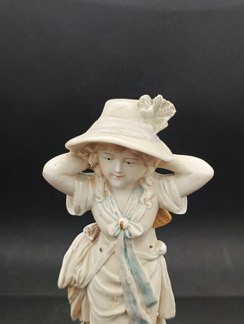 Статуэтка винтажная большая "Вальяжная девушка в шляпе", фарфор, большая, 26 х 9 см, Германия, 1970-80гг.