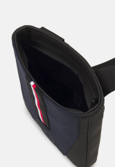 Tommy Hilfiger URBAN COMMUTER MINI CROSSOVER UNISEX Across body bag pitch blue URBAN COMMUTER MINI CROSSOVER UNISEX Сумка через плечо смоль синий