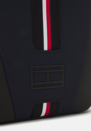 Tommy Hilfiger URBAN COMMUTER MINI CROSSOVER UNISEX Across body bag pitch blue URBAN COMMUTER MINI CROSSOVER UNISEX Сумка через плечо смоль синий