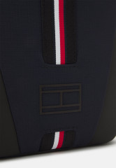 Tommy Hilfiger URBAN COMMUTER MINI CROSSOVER UNISEX Across body bag pitch blue URBAN COMMUTER MINI CROSSOVER UNISEX Сумка через плечо смоль синий