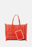 Tommy Hilfiger ICONIC TOTE SET Tote bag rustic clay  ICONIC TOTE SET Сумка-тоут деревенская глина