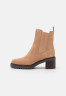 Tommy Hilfiger OUTDOOR CHELSEA MID HEEL BOOT Classic ankle boots khaki dream OUTDOOR CHELSEA MID HEEL BOOT Классические ботильоны хаки мечта