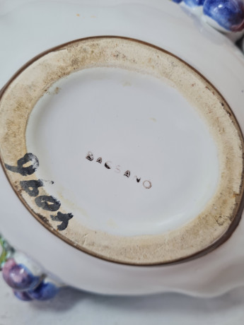 Белая керамическая корзина с декором в виде винограда Bassano Italy, 28 x 19 x 23 см, Италия, 1960-70гг.