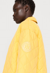 Tommy Hilfiger QUILTED SORONA LONG SHACKET Classic coat sunny yellow QUILTED SORONA LONG SHACKET Классическое пальто солнечно-желтый