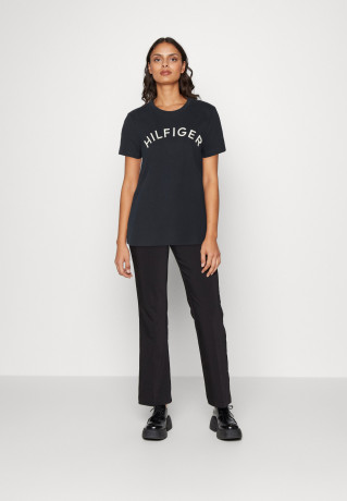 Tommy Hilfiger REG VARSITY EMB C-NK SS Print T-shirt desert sky REG VARSITY EMB C-NK SS Футболка с принтом небо пустыни