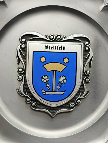 Тарелка декоративная винтажная "Герб города Штеттфельд" / Серия "Геральдика", яркий декор, олово (95%), 23 см, Германия, 1970-80гг.