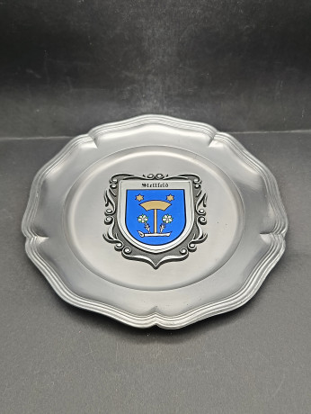Тарелка декоративная винтажная "Герб города Штеттфельд" / Серия "Геральдика", яркий декор, олово (95%), 23 см, Германия, 1970-80гг.