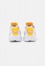 Nike Sportswear W AIR HUARACHE ESS SNKR Sneaker low white/university gold W AIR HUARACHE ESS SNKR Низкие кроссовки женские белый/университетское золото