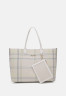 Tommy Hilfiger ICONIC TOTE SET Tote bag feather white ICONIC TOTE SET Сумка-тоут перо белое