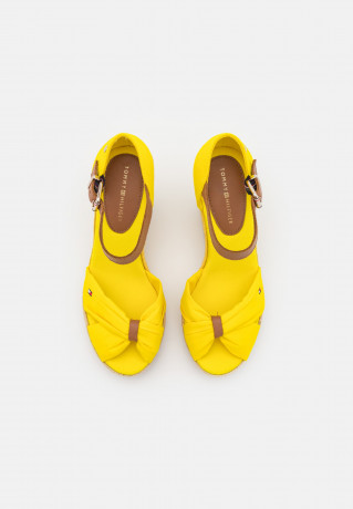 Tommy Hilfiger BASIC OPEN TOE WEDGE Platform sandals vivid yellow BASIC OPEN TOE WEDGE Босоножки на платформе ярко-желтый