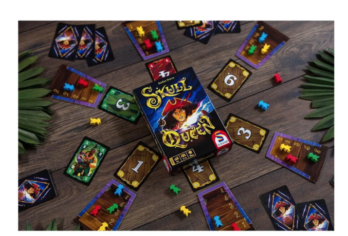 Schmidt Spiele 49456 Skull Queen Kartenspiel,  Карточная игра Королева черепов 49456 Skull Queen, взятки, блеф и риск, от 2 до 6 игроков, от 8 лет