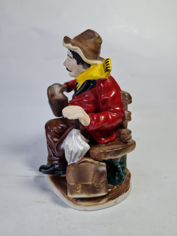 Статуэтка винтажная ARPC Romania "Мужчина с кувшином и зонтиком на лавке", 13 x 10 x 20 см, Румыния, 1960-70гг.