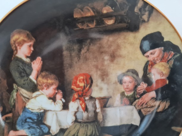 Тарелка декоративная винтажная Lilien Porzellan "Молитва перед ужином", коллекционная, №154K, худ. Ф. Дефреггер, 20 см, Австрия, 1988г.