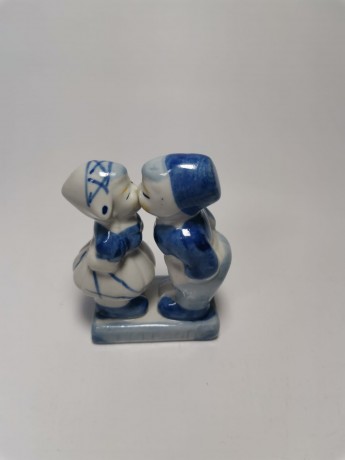 Delft Делфтский фарфор Коллекционная статуэтка "Целующиеся мальчик и девочка", 10см х 6см х 4см