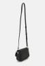 Tommy Hilfiger EMBLEM FLAP CROSSOVER Across body bag black EMBLEM FLAP CROSSOVER Сумка через плечо черный