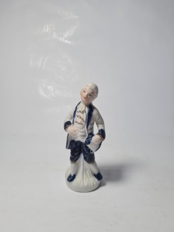 Винтажная фарфоровая статуэтка мужчины в викторианском стиле, 4.5см x 12см, Германия, 1960-70гг.