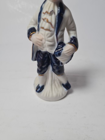 Винтажная фарфоровая статуэтка мужчины в викторианском стиле, 4.5см x 12см, Германия, 1960-70гг.