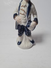 Винтажная фарфоровая статуэтка мужчины в викторианском стиле, 4.5см x 12см, Германия, 1960-70гг.