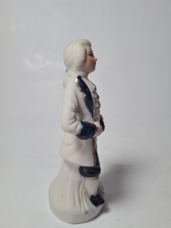 Винтажная фарфоровая статуэтка мужчины в викторианском стиле, 4.5см x 12см, Германия, 1960-70гг.